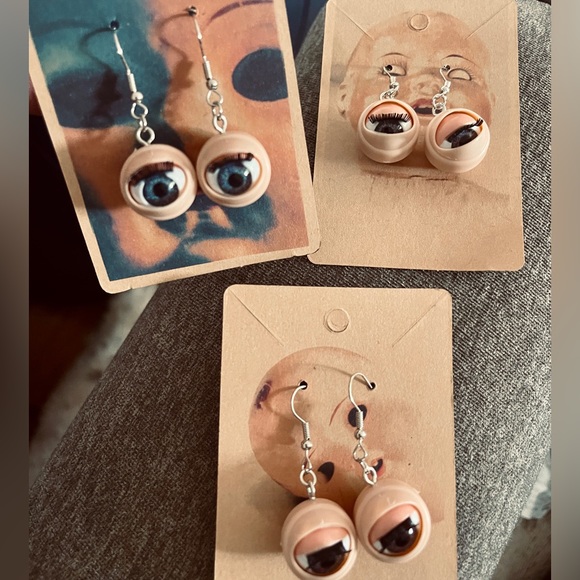 Creepy Cute Retro Doll Eye Earrings with Blinking Eyelashes Fun Weird Halloween - Picture 12 of 13